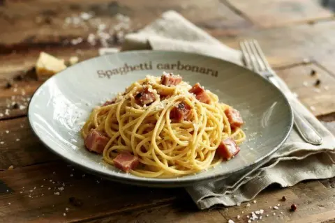 Carbonara bez śmietany: Autentyczny przepis krok po kroku + błędy!