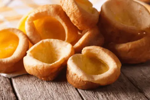 Puszyste Yorkshire puddingi, idealne do dań z kuchni angielskiej. Przepisy na nie znajdziesz w sieci.