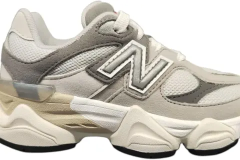 Sneaker New Balance 9060 grigio e beige, con logo "N" argentato.