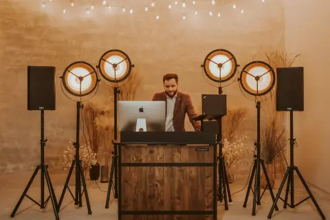 Ile kosztuje DJ na wesele? Poznaj ceny i uniknij błędów!