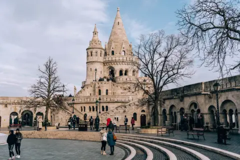 Budapeszteńska twierdza, idealna na podróż z Warszawy. Sprawdź warszawa-budapeszt pociąg ceny i odkryj piękno Węgier!