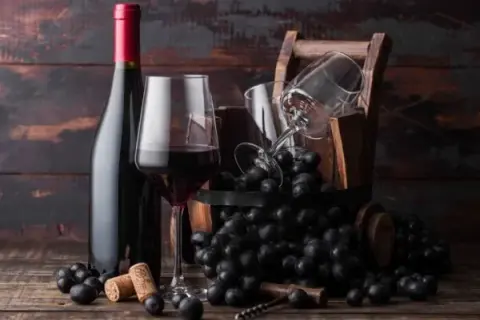 Kiedy zlewać wino, aby uniknąć błędów w fermentacji i smaku