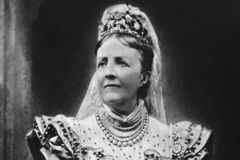 Drottning Sofia bär en imponerande tiara och pärlhalsband.