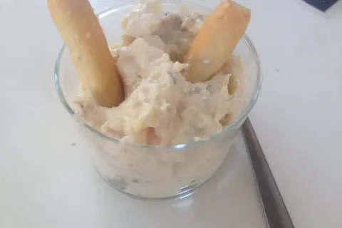 Cremige ensaladilla rusa andaluza mit Grissini im Glas. Ein köstlicher Snack!