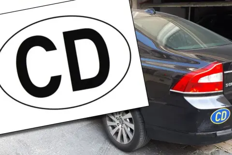 Naklejka z napisem "CD" na czarnym samochodzie.