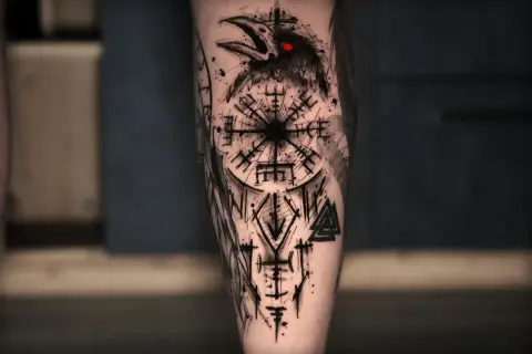 Ein Rabe mit roten Augen blickt auf ein Vegvisir und Runen. Ein Meisterwerk, das verschiedene tattoo stile mischen lässt.