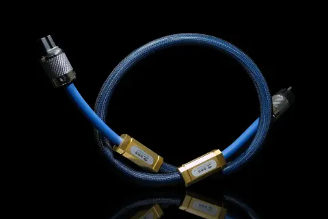 Błękitny kabel z plecionką, zakończony złotymi elementami z logo korony. To Siltech Triple Crown, symbol doskonałości dźwięku.