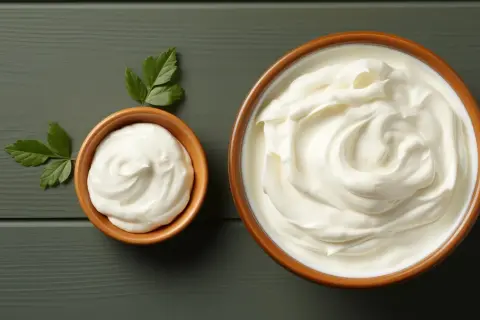 Najlepszy jogurt naturalny na odchudzanie: unikaj błędów i cukru