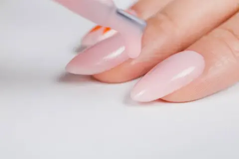 Manicure hybrydowy z nadbudową – co to jest i dlaczego warto?