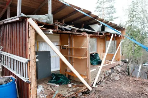 En byggnad i förfall, som från en grannfejden film. Taket är skadat, väggarna trasiga och bråte ligger överallt.