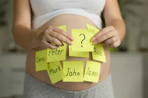 Grossesse : des post-it avec des prénoms masculins comme Peter, John, James, Mark, Denis, Bob, et un point d'interrogation.