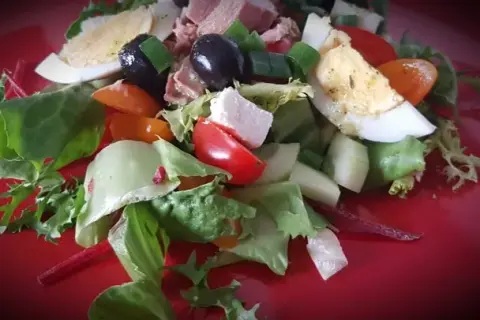 Jaki sos do sałatki z tuńczykiem? Klasyka, fit i pikantne warianty