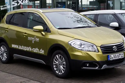 Złoty Suzuki SX4 S-Cross na placu dealerskim. Czy wady tego modelu są widoczne na pierwszy rzut oka?