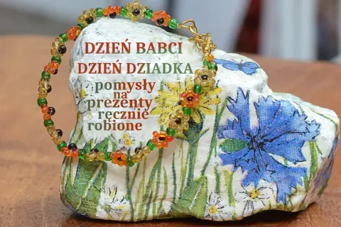 Bransoletka z koralików na kamieniu z kwiatami. Idealny pomysł na prezenty na Dzień Babci i Dziadka.