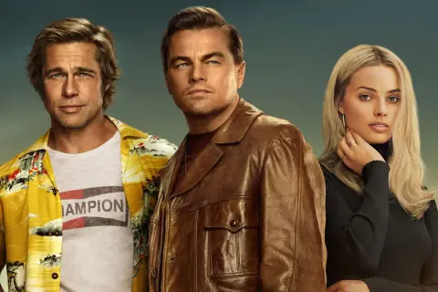 Brad Pitt, Leonardo DiCaprio i Margot Robbie w kadrze z filmu "Pewnego razu... w Hollywood".