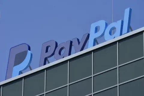 Napis PayPal na budynku. Szybkie płatności, jak **paypal blik**, to przyszłość.