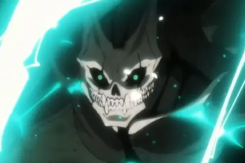 Ein Kaiju mit Totenkopf-Gesicht und leuchtend grünen Augen, umgeben von blauen Energien. Ein Vorgeschmack auf Kaiju No. 8 Staffel 2.
