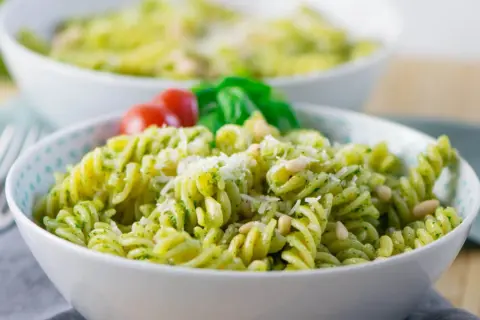 Fusilli-Nudeln mit Basilikum Pesto, Pinienkernen und Parmesan. Ein einfaches und leckeres Gericht, perfekt für schnelle Rezepte mit Basilikum Pesto.