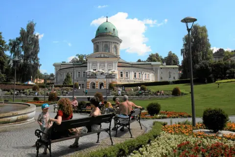 Relaks w otoczeniu zieleni i pięknej architektury. To miejsce to jedne z najlepszych sanatoriów w Polsce, gdzie można odpocząć i zadbać o zdrowie.