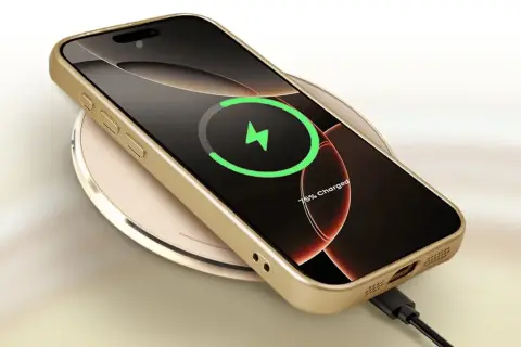 Złoty iPhone 11 na ładowarce indukcyjnej, ekran pokazuje 75% naładowania. Dowiedz się, jak włączyć ładowanie indukcyjne iPhone 11.
