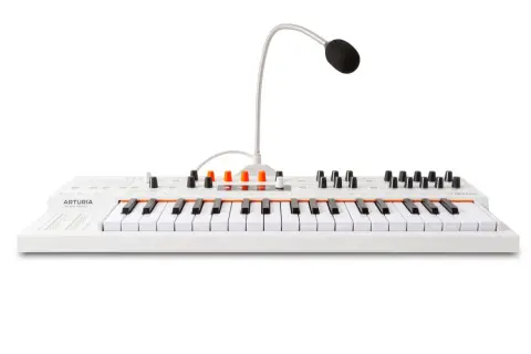 Ein weißes Arturia Minifreak Keyboard mit Mikrofon.
