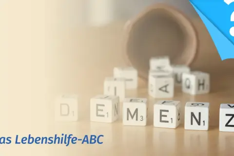 Würfel mit Buchstaben bilden das Wort "Demenz". Die zeitliche Orientierung bei Demenz ist eine Herausforderung.