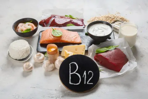Produkty bogate w witaminę B12: wątróbka, łosoś, krewetki, wołowina, jajka, nabiał, ryby.