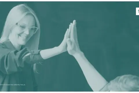Uśmiechnięta kobieta w okularach daje "piątkę". Czy to przejaw ekstrawersji? #HRTech #Psychometria #Rekrutacja