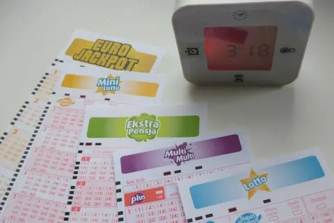 Kupony lotto, zegar cyfrowy pokazujący 3:18.