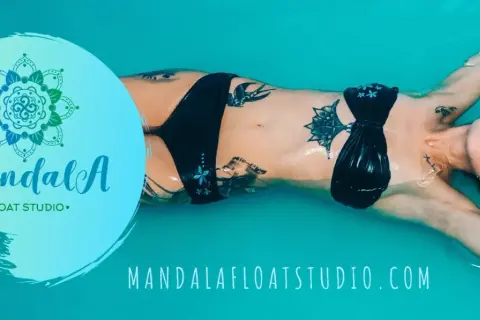 Relaks w Mandala Float Studio Gdańsk. Kobieta unosi się na wodzie, otoczona spokojem.