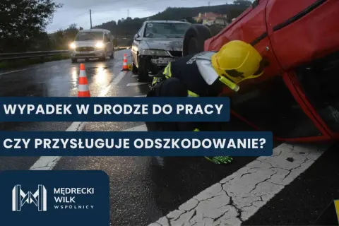 Wypadek przy pracy na drodze. Strażak w żółtym kasku bada przewrócony czerwony samochód.