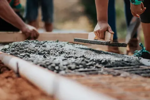 Ile to m3 cementu z tony? Przelicz i uniknij błędów w obliczeniach