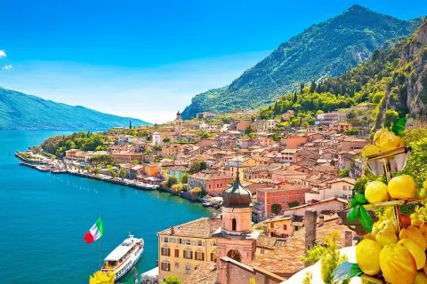 Limone sul Garda, con i suoi profumati limoni, si affaccia sul lago azzurro, incorniciato da montagne verdi.