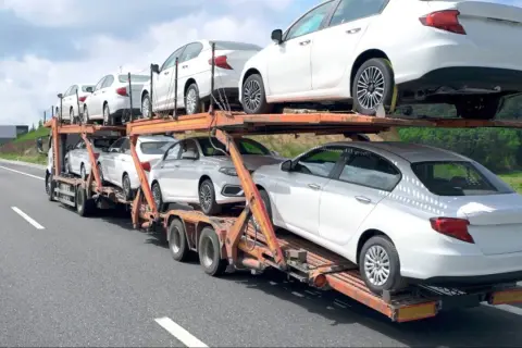 Autotransporter mit neuen Autos auf dem Weg zum auto import nach Deutschland aus EU.