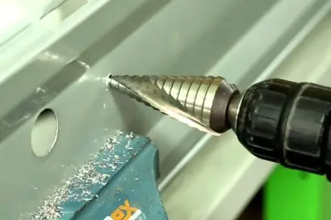 Jak zrobić dziurę w metalu bez wiertarki - skuteczne metody i porady