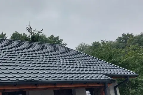 Szary dach z blachodachówki, gotowy do ochrony przed deszczem. Dowiedz się, jak uszczelnić dach, by służył latami.