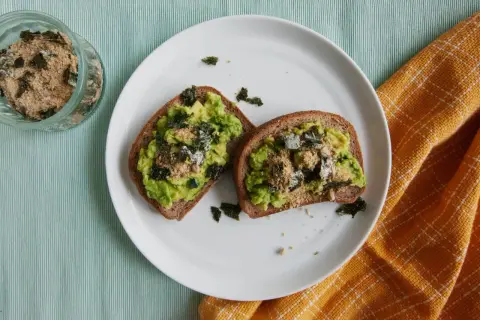Tartines d'avocat garnies de furikake, une recette simple et savoureuse.