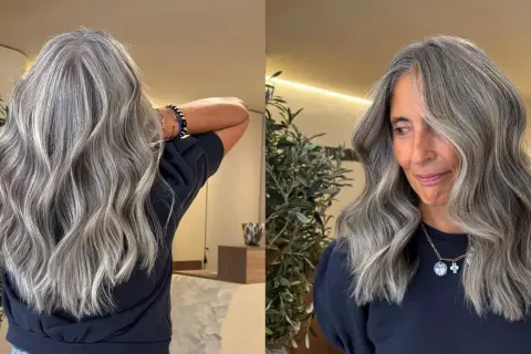 Magnifique balayage sur cheveux poivre et sel, des mèches argentées et grises se fondent avec élégance.