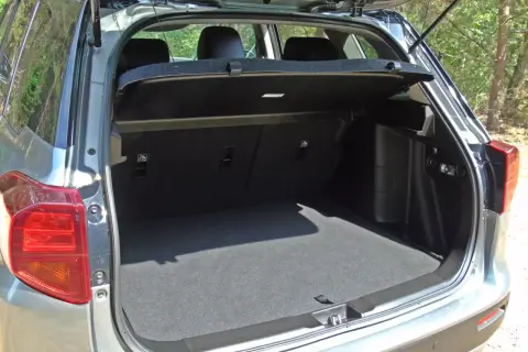 Otwarty bagażnik Suzuki Vitara. Widoczne wnętrze, siedzenia i elementy konstrukcyjne, które pomagają ocenić suzuki vitara wymiary przestrzeni bagażowej.