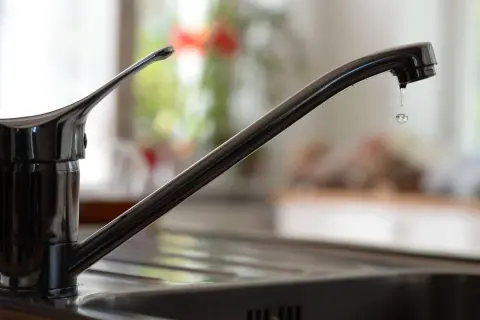 Tropfender Wasserhahn, bereit zum Wasserhahn austauschen.