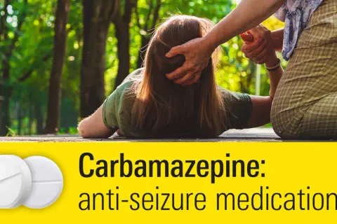 Osoba pomaga drugiej, która upadła. Na dole białe tabletki i napis "Carbamazepine: anti-seizure medication". Neurotop może pomóc w takich sytuacjach.
