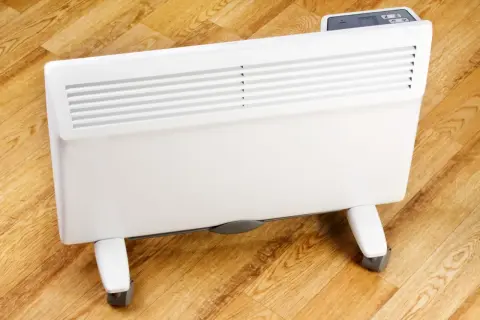 Jaki grzejnik elektryczny do pokoju 25m2? Biały, nowoczesny grzejnik na kółkach z cyfrowym wyświetlaczem, idealny do ogrzania większego pomieszczenia.