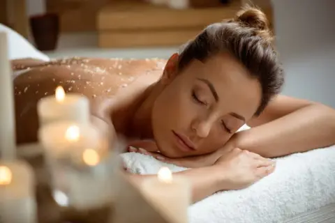 Co zabrać do hotelu z basenem? Twoja lista na idealny relaks