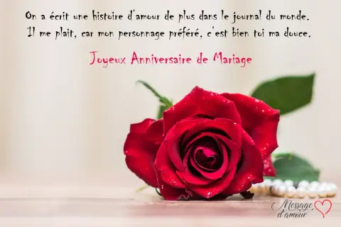 Une rose rouge et des perles pour souhaiter un anniversaire de mariage. L'amour est le plus beau des romans.