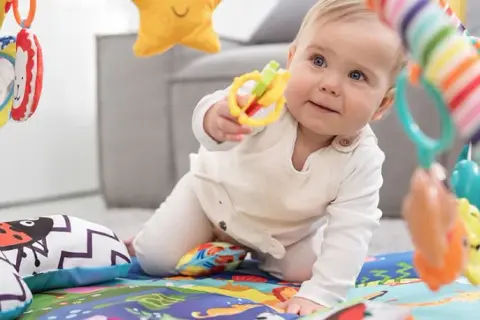 Mata edukacyjna dla niemowlaka: Kiedy zacząć i jak wybrać idealną?