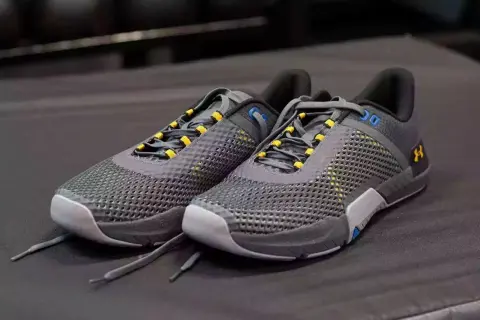 Szare buty Under Armour z żółtymi akcentami, idealne jako buty do crossfitu. Stabilne i przewiewne, gotowe na trening.