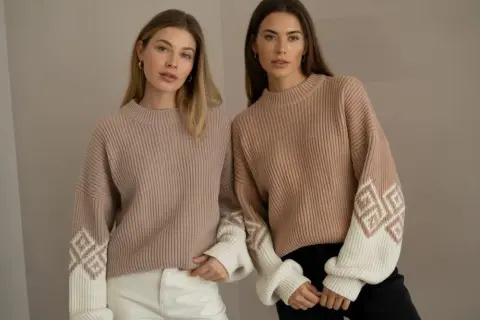Jak nosić sweter damski: stylowe porady na każdą okazję