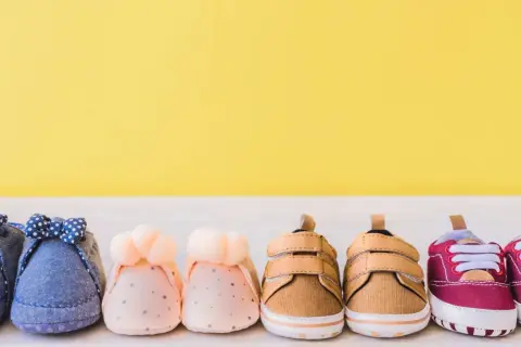 Sei paia di scarpine per neonati, pronte per le prime passeggiate. Diverse fantasie e colori, dal denim alle tonalità pastello.