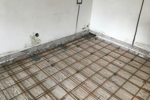 Rete metallica posata per il consolidamento solaio in legno. L'armatura è pronta per il getto di calcestruzzo.