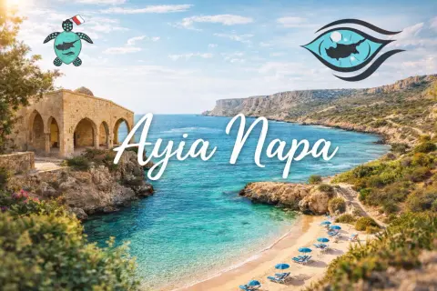 Malownicze wybrzeże Ayia Napa z kamiennymi ruinami, turkusową wodą i piaszczystą plażą.